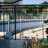 Vanta un centinaio di cabine, una piscina situata su un piano rialzato e un tratto di costa con un fondale parzialmente sabbioso